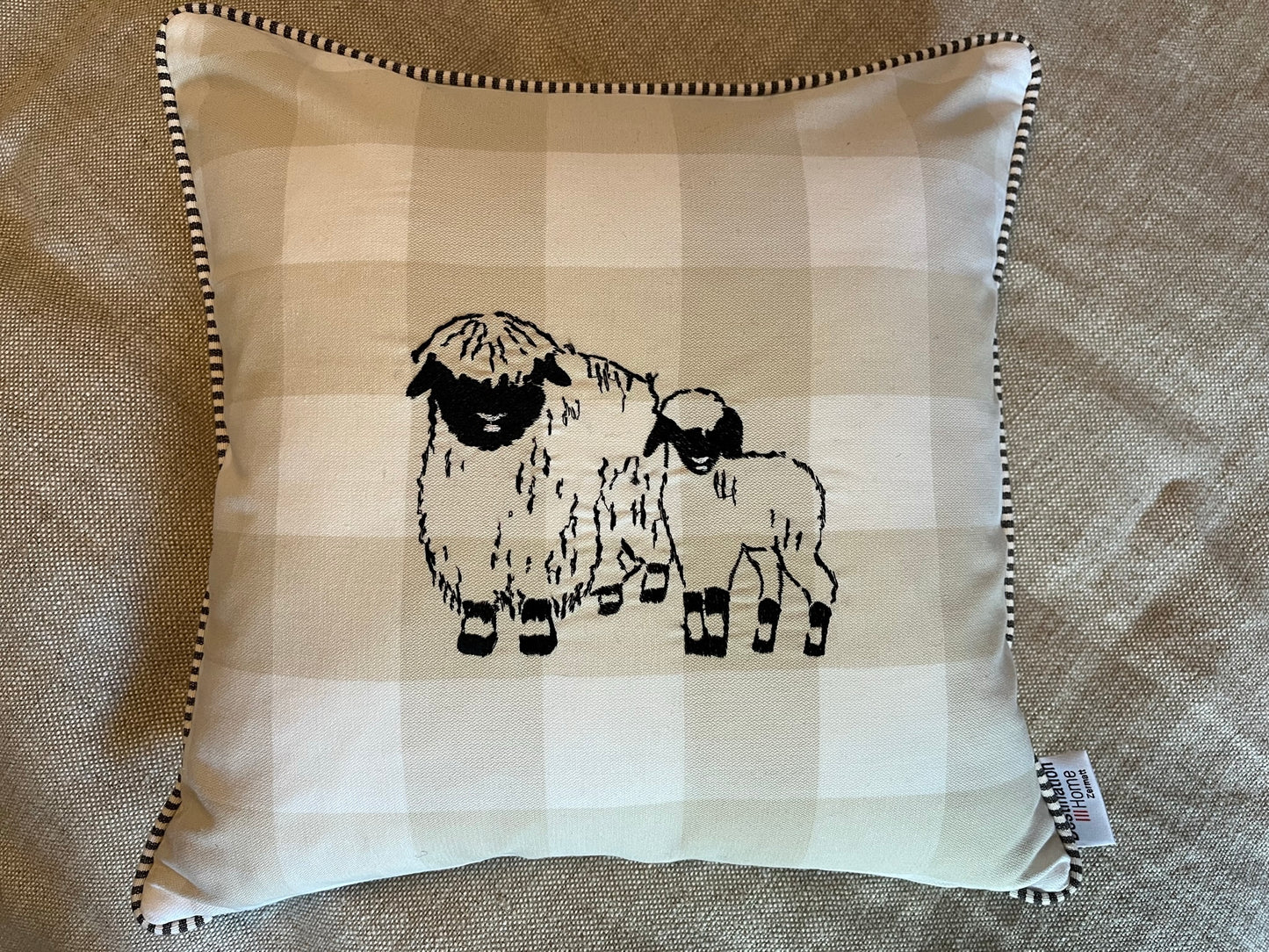 Blacknose sheep cushion cover, two sheep, beige/white