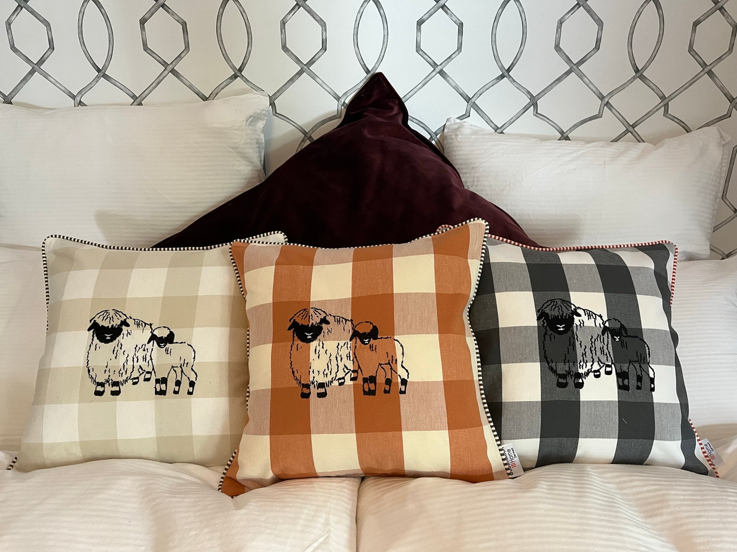 Blacknose sheep cushion cover, two sheep, beige/white